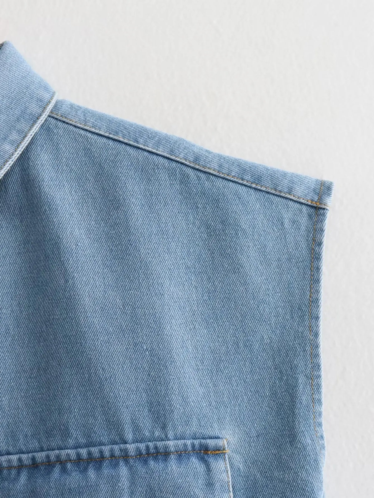 Women’s Cropped Denim Blouse – Sleeveless Button-Up Top with Pockets